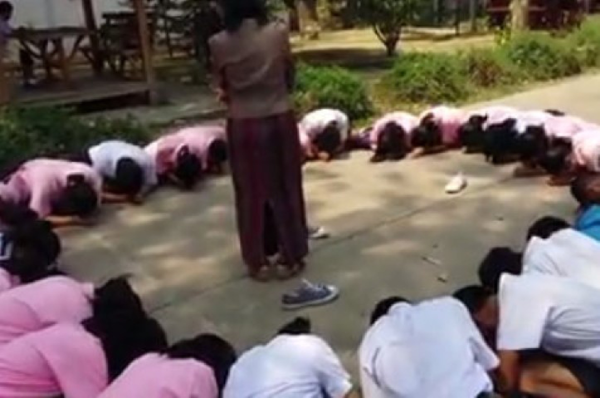 สุดซึ้ง!เด็กม.6แกล้งต่อยกันก่อนรวมตัวบอกรักครู(มีคลิป) สุดซึ้ง!เด็กม.6แกล้งต่อยกันก่อนรวมตัวบอกรักครู(มีคลิป)