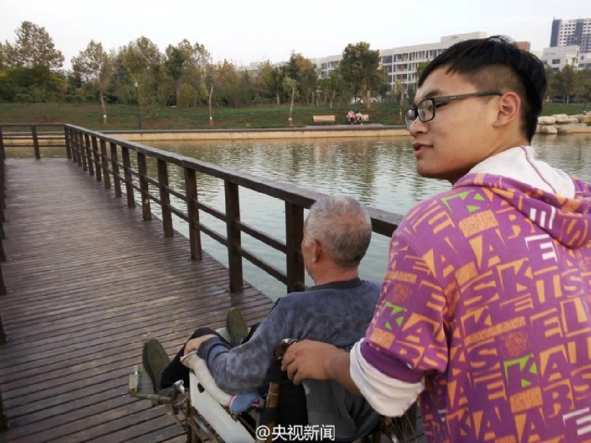 ซึ้ง!หนุ่มจีนพาพ่อป่วยอัมพาตไปอยู่หอพักนศ.ด้วยเพื่อให้ดูแลได้ตลอด