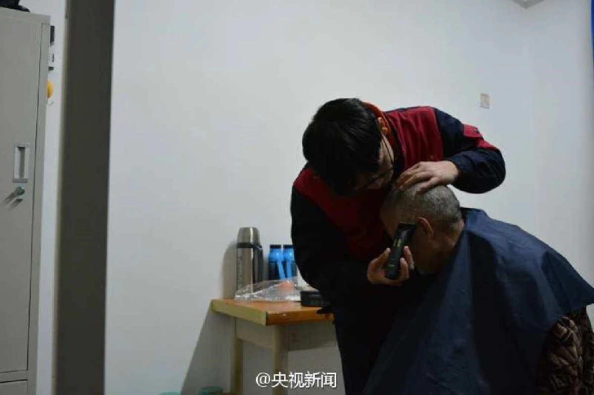 ซึ้ง!หนุ่มจีนพาพ่อป่วยอัมพาตไปอยู่หอพักนศ.ด้วยเพื่อให้ดูแลได้ตลอด