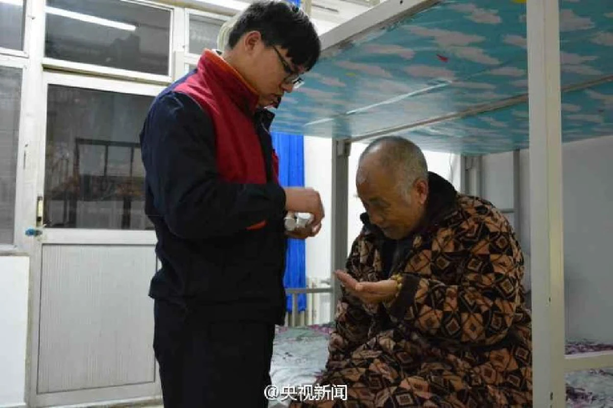 ซึ้ง!หนุ่มจีนพาพ่อป่วยอัมพาตไปอยู่หอพักนศ.ด้วยเพื่อให้ดูแลได้ตลอด