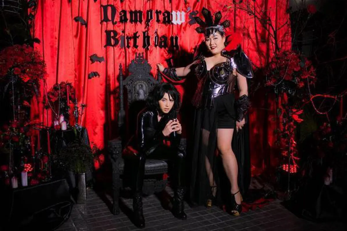 ใหม่ ดาวิกา ในลุคแวมไพร์สาวสุดแซ่บ! ร่วมปาร์ตี้วันเกิด ผจก.ส่วนตัว