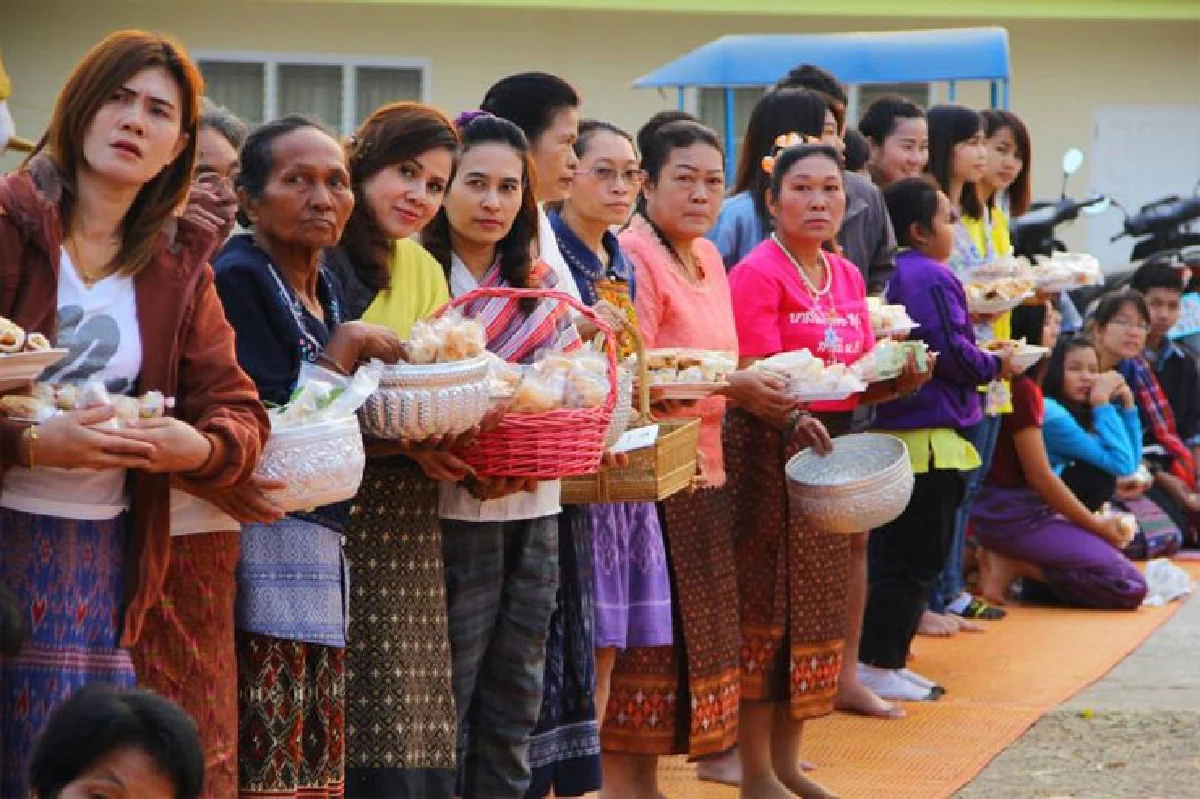 นุ่งซิ่นตักบาตร ปลุกตื่นฟื้นฟูวัฒนธรรมอีสาน