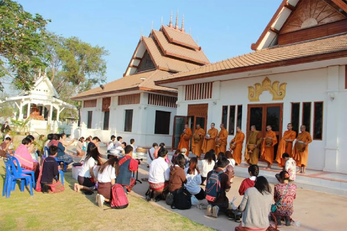 นุ่งซิ่นตักบาตร ปลุกตื่นฟื้นฟูวัฒนธรรมอีสาน