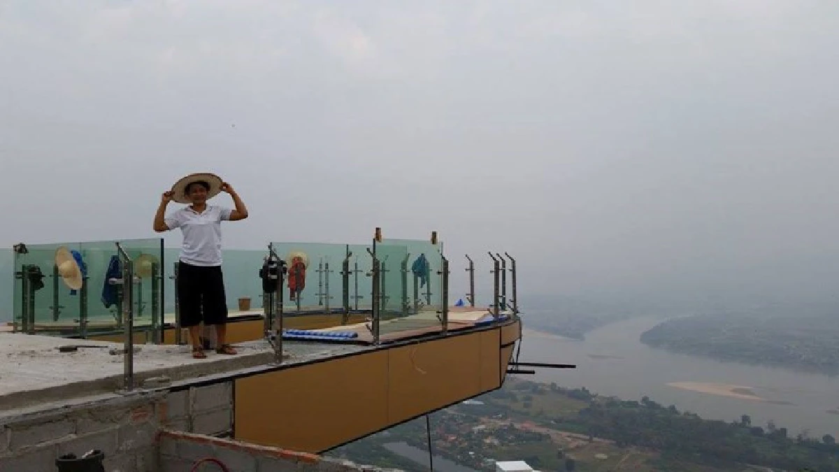 ใกล้เสร็จแล้ว! สกายวอล์คกระจกใสแห่งแรกของไทยที่หนองคาย