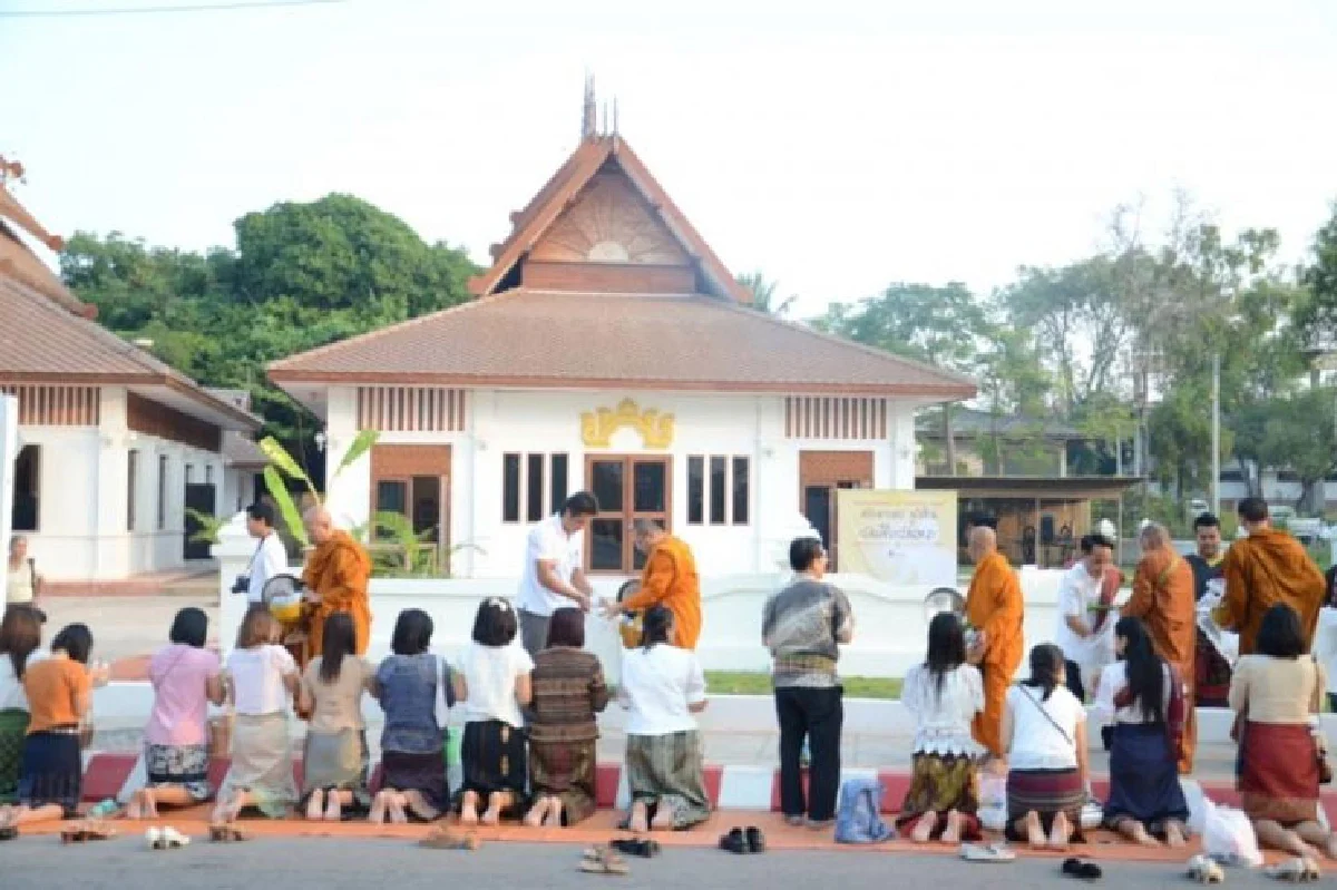 นุ่งซิ่นตักบาตร ปลุกตื่นฟื้นฟูวัฒนธรรมอีสาน