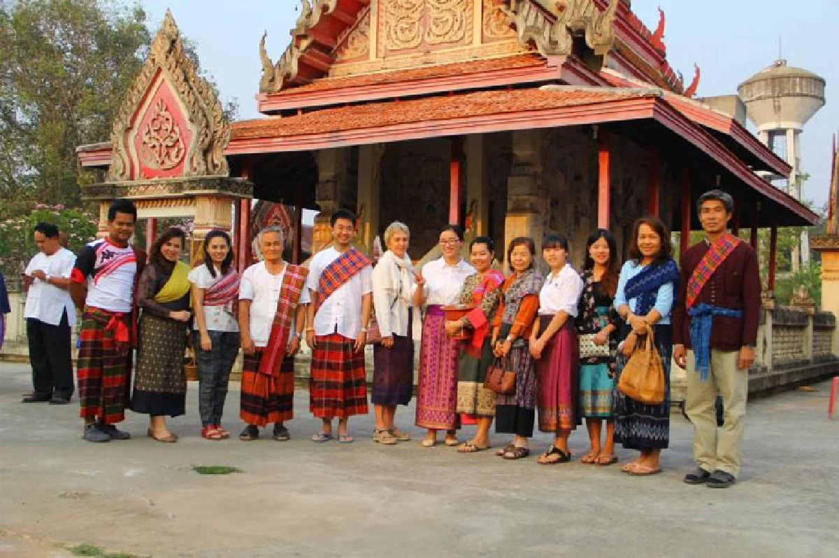 นุ่งซิ่นตักบาตร ปลุกตื่นฟื้นฟูวัฒนธรรมอีสาน