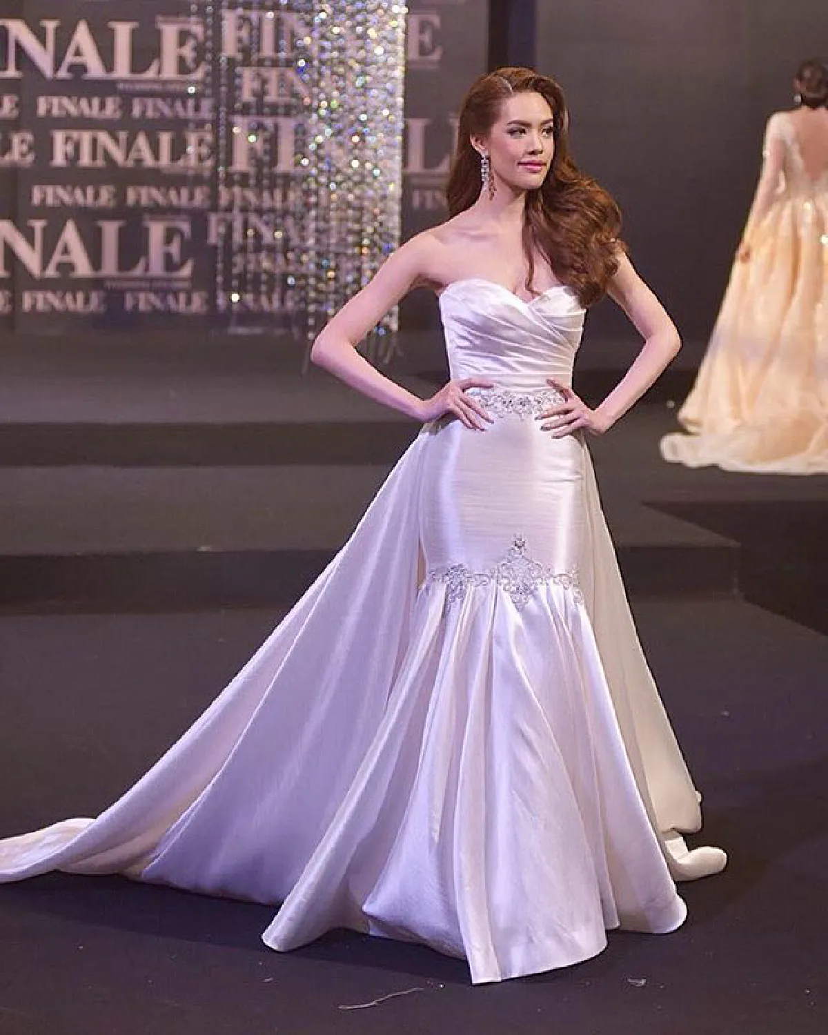 เป๊ะปังอลังการ! เหล่าซุปตาร์สาวประชันสวยในชุดแต่งงาน