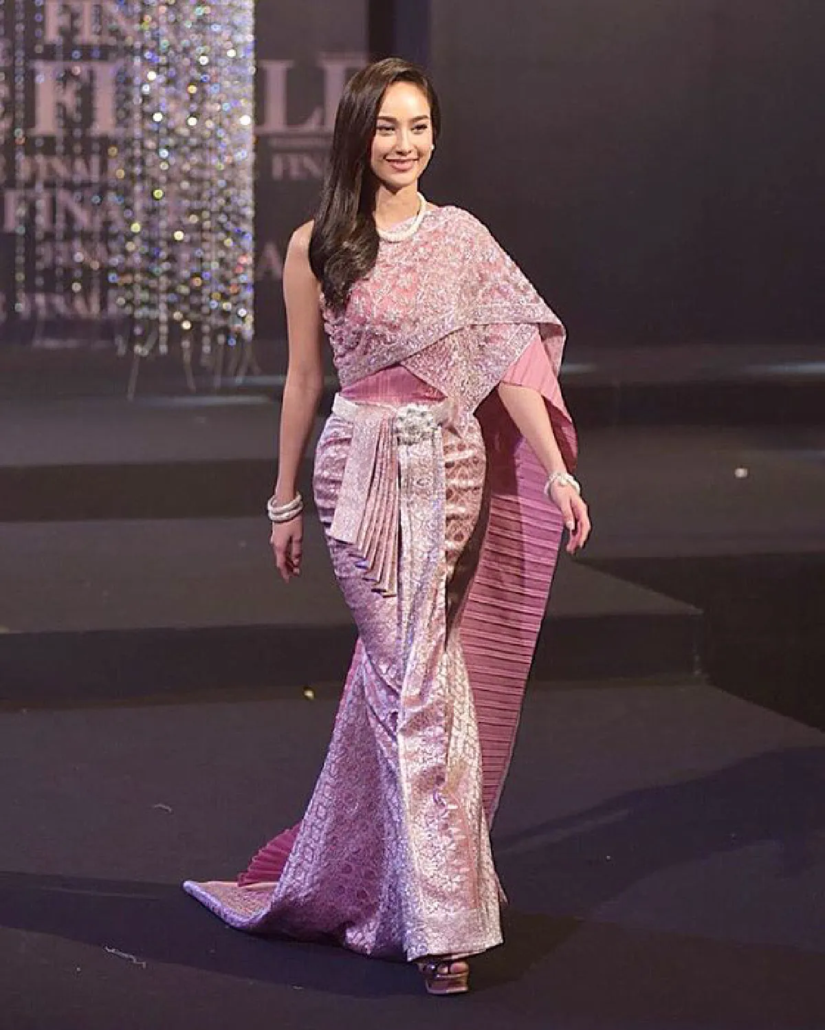 เป๊ะปังอลังการ! เหล่าซุปตาร์สาวประชันสวยในชุดแต่งงาน