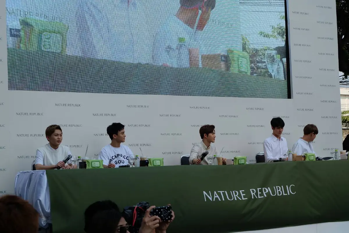 ฟินถ้วนหน้า! บรรยากาศงานแจกลายเซ็น 5 หนุ่มเกาหลี EXO