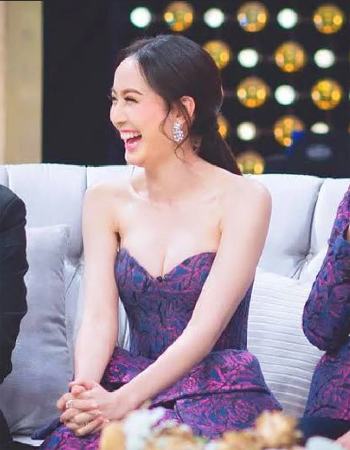 แต้ว ณฐพร โดนวิจารณ์หนัก แต่งตัวออกรายการโป๊ไปหรือเปล่า?