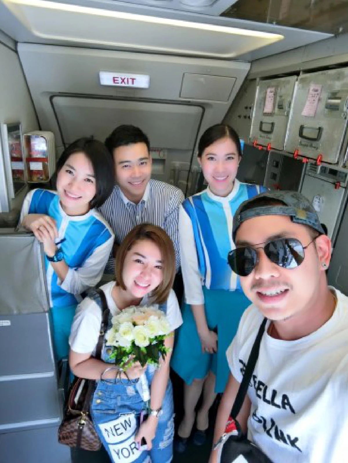 โรเเมนติกหนักมาก!หนุ่มเตี๊ยมกัปตันขอแฟนเเต่งงานบนเครื่องบิน