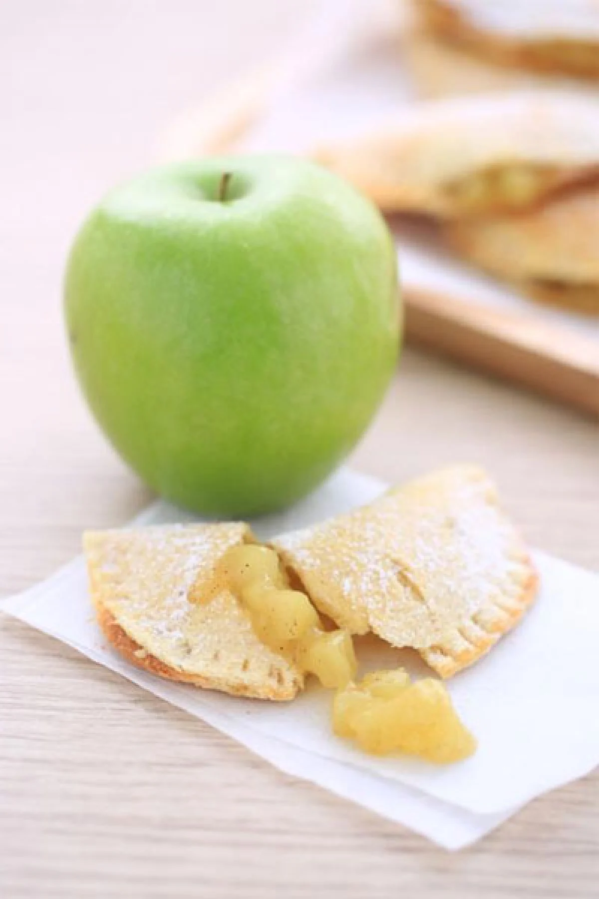 ขนมปังรีดให้เป็นแผ่นบางๆ ห่อไส้แอปเปิ้ล วิธีทำ Apple Pie แบบที่ง่ายที่สุด