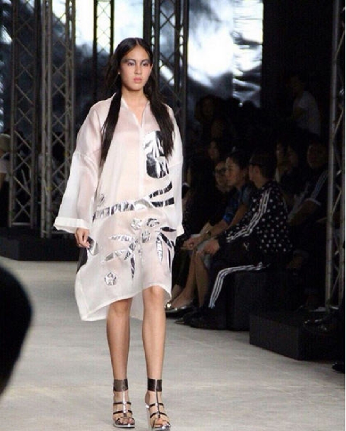 หน้าปังสเต็ปเป๊ะ! ลิลลี่ เดอะเฟซ เดินแบบงาน Elle Fashion Week