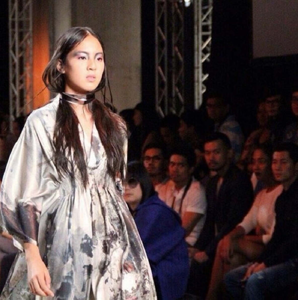 หน้าปังสเต็ปเป๊ะ! ลิลลี่ เดอะเฟซ เดินแบบงาน Elle Fashion Week