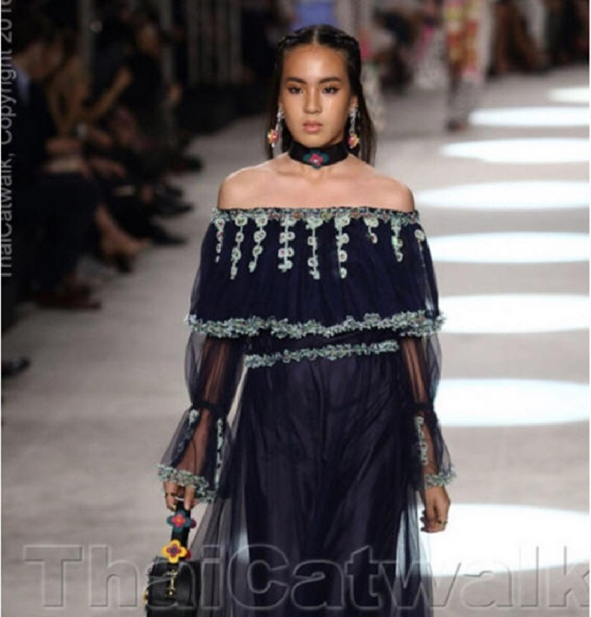 หน้าปังสเต็ปเป๊ะ! ลิลลี่ เดอะเฟซ เดินแบบงาน Elle Fashion Week