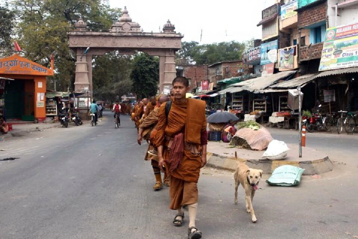 สุดซึ้ง! หมาจรจัดวิ่งตามพระธุดงค์จากอินเดีย-เนปาล 1,870 กม.