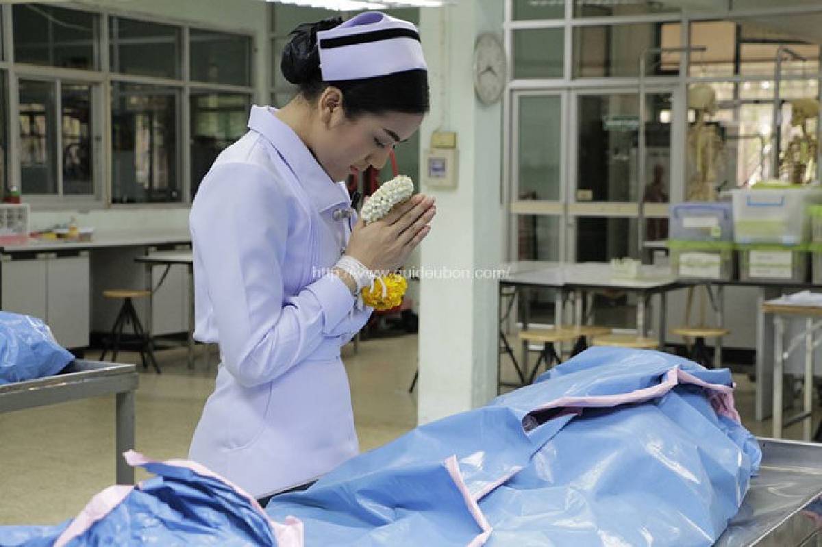 ซึ้ง...บัณฑิตพยาบาลกราบร่างแม่ที่เป็นอาจารย์ใหญ่หลังสำเร็จการศึกษา ซึ้ง...บัณฑิตพยาบาลกราบร่างแม่ที่เป็นอาจารย์ใหญ่หลังสำเร็จการศึกษา