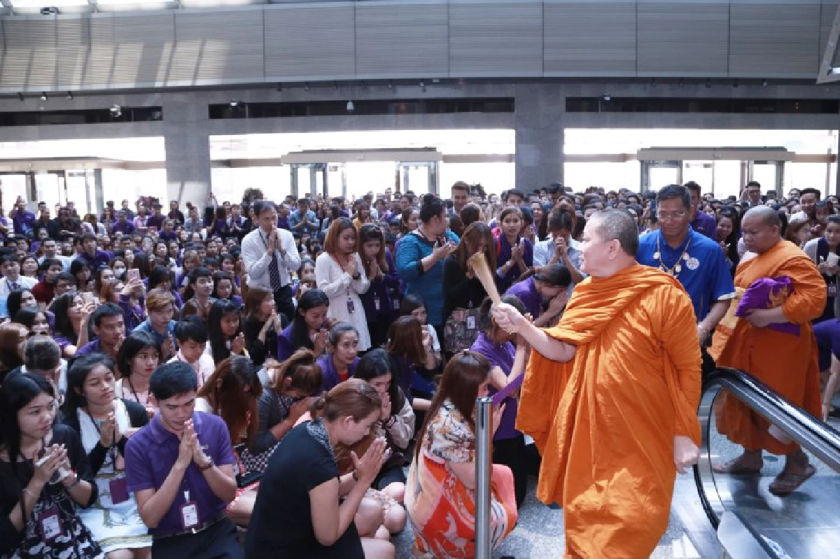 ไทยพาณิชย์นิมนต์ "เจ้าคุณธงชัย" สวดให้พร-พรมน้ำมนต์ที่SCBปาร์ค