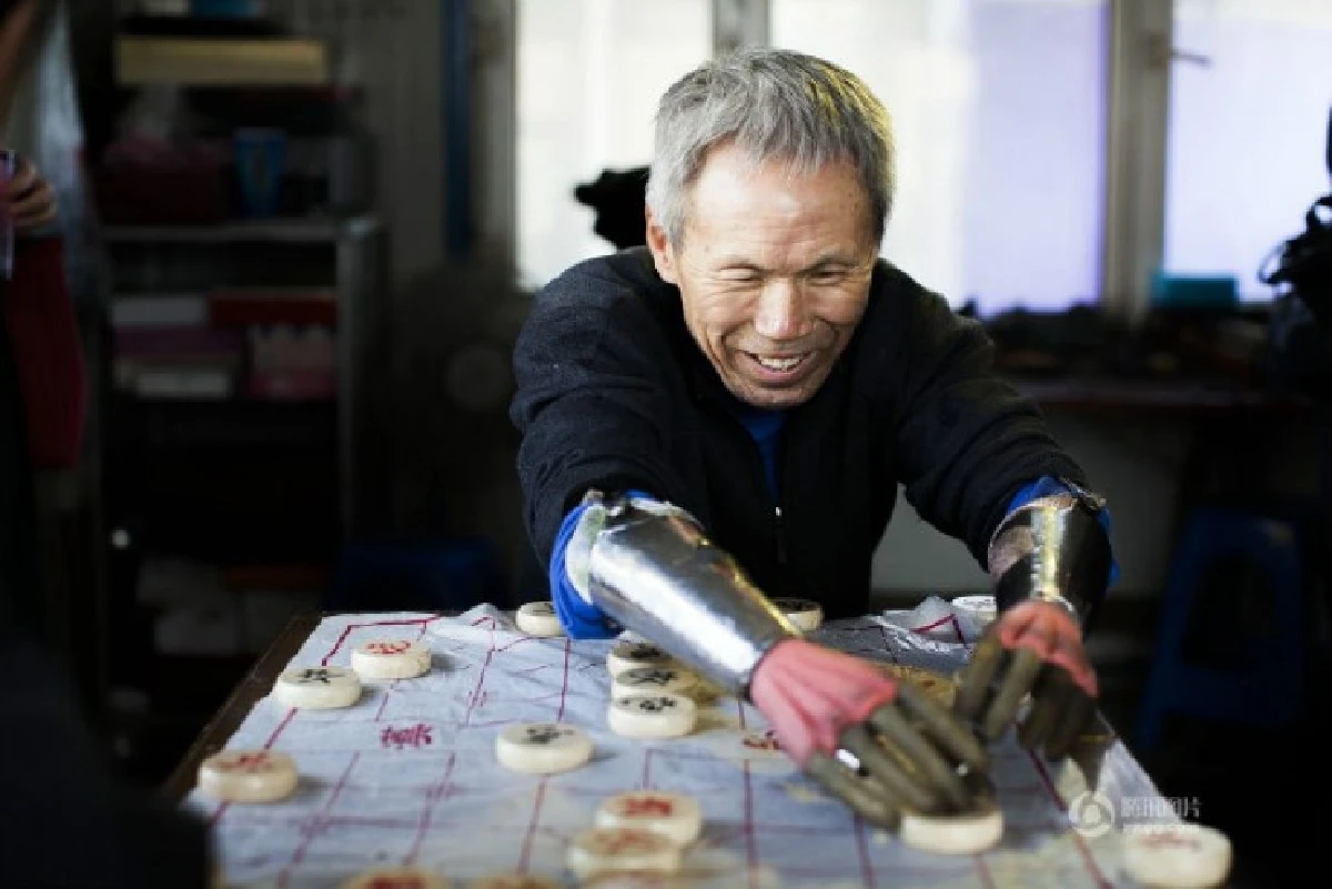 สุดเจ๋ง!ลุงจีนพิการประดิษฐ์แขนเทียมใช้เอง แถมแจกให้คนอื่นๆนับพัน