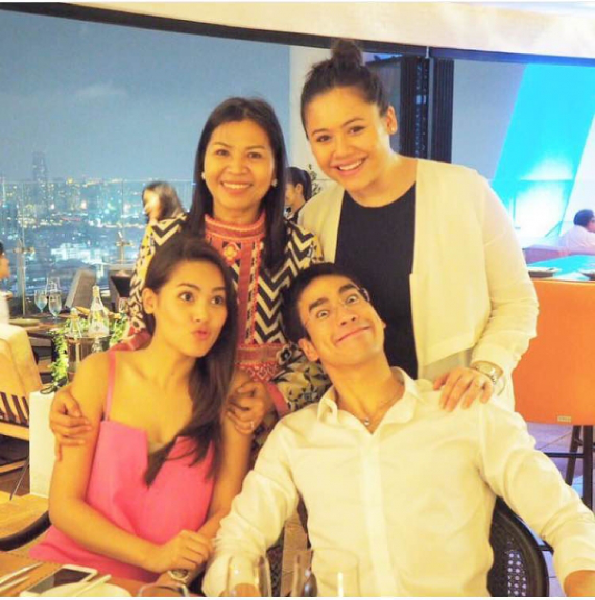 ฟินสิบตลบ! ญาญ่า ควง ณเดชน์ ดินเนอร์วันเกิดกับครอบครัว
