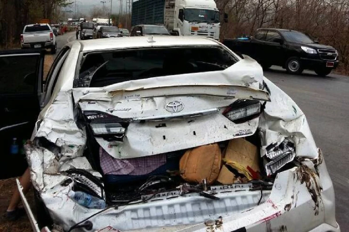 10ล้อเบรกแตกพุ่งลงเขาชนรถ 4 คันคนขับกระเด็นจากรถดับ