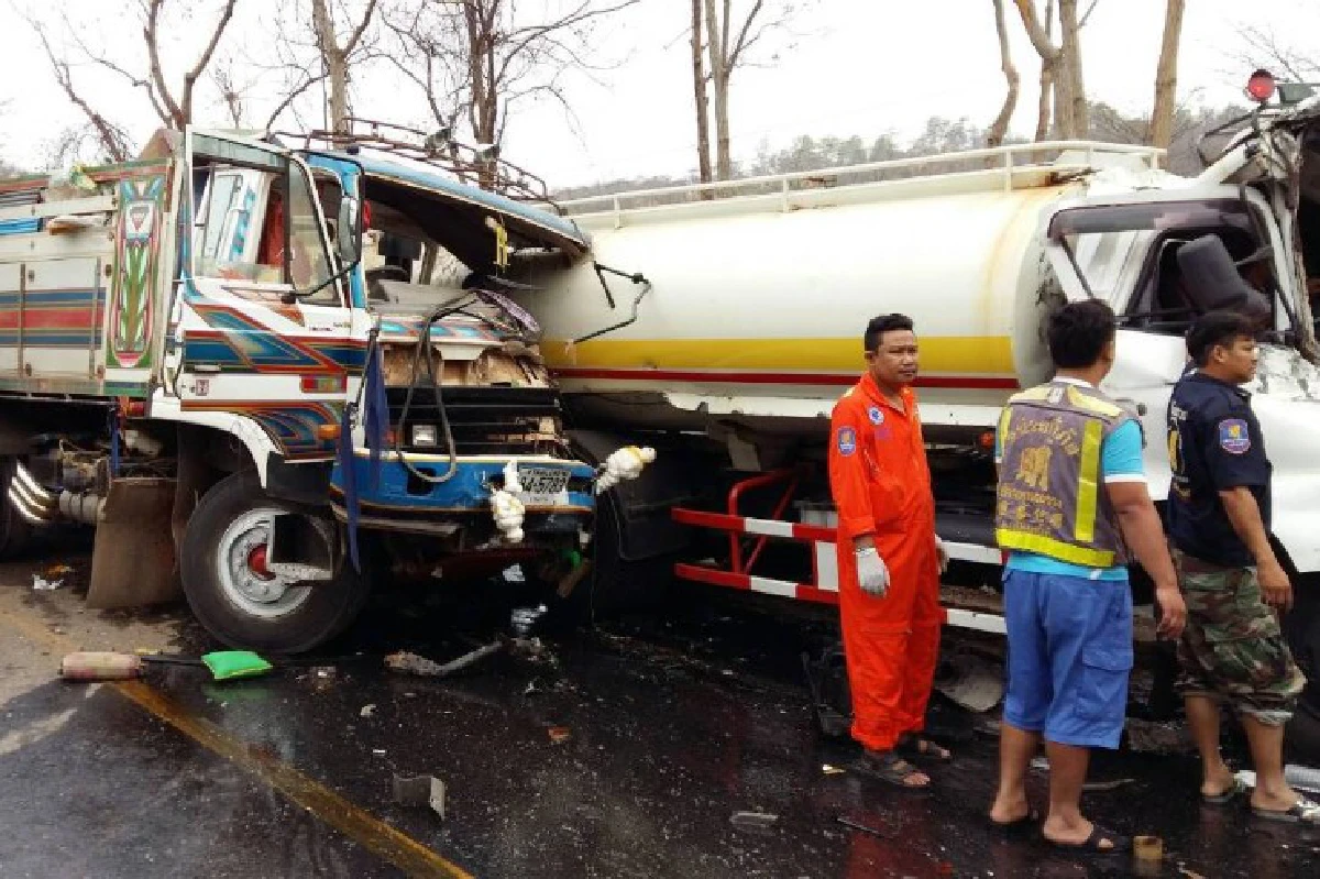 10ล้อเบรกแตกพุ่งลงเขาชนรถ 4 คันคนขับกระเด็นจากรถดับ