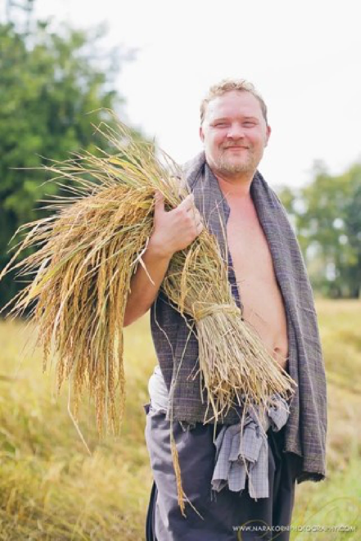 บรรเจิด!หนุ่มเดนมาร์กจูงมือสาวไทยถ่ายพรีเวดดิ้งกลางทุ่งนา