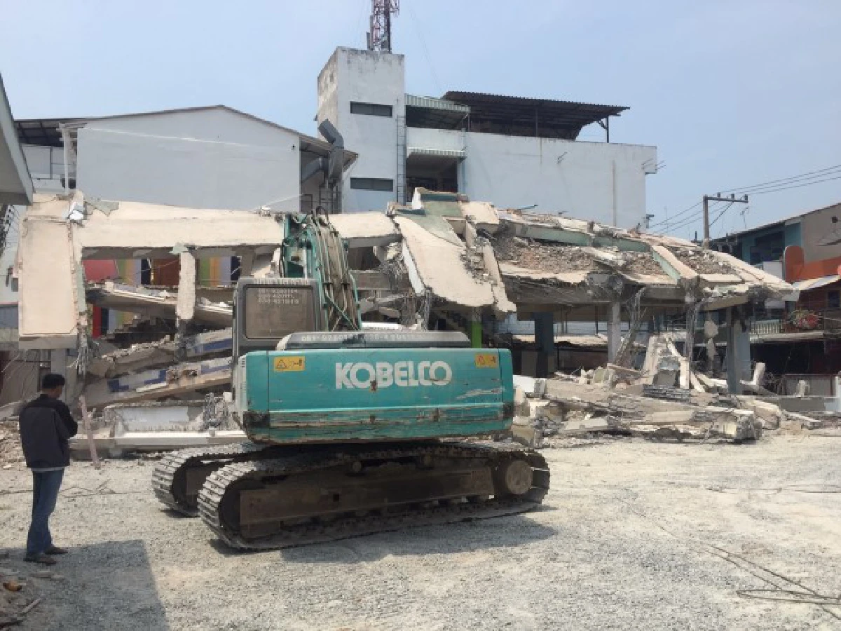 รื้อถอนพลาด! ทำตึก4ชั้นถล่มกลางเมืองพัทยา