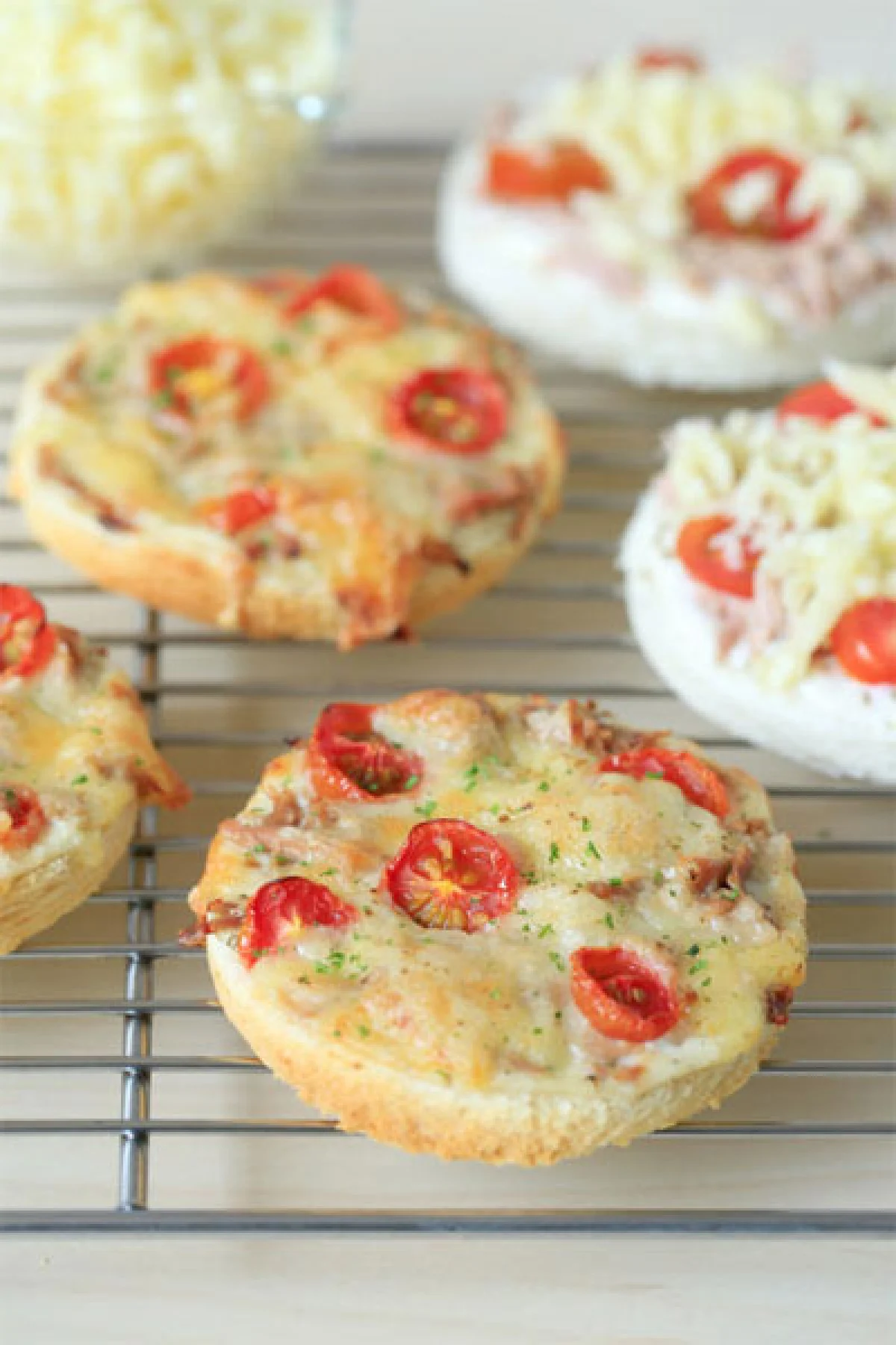 Pizza Toast หอมอร่อยจากชีสมอซซาเรลลาเยิ้มและซอสขาวที่ฉ่ำกำลังพอดี