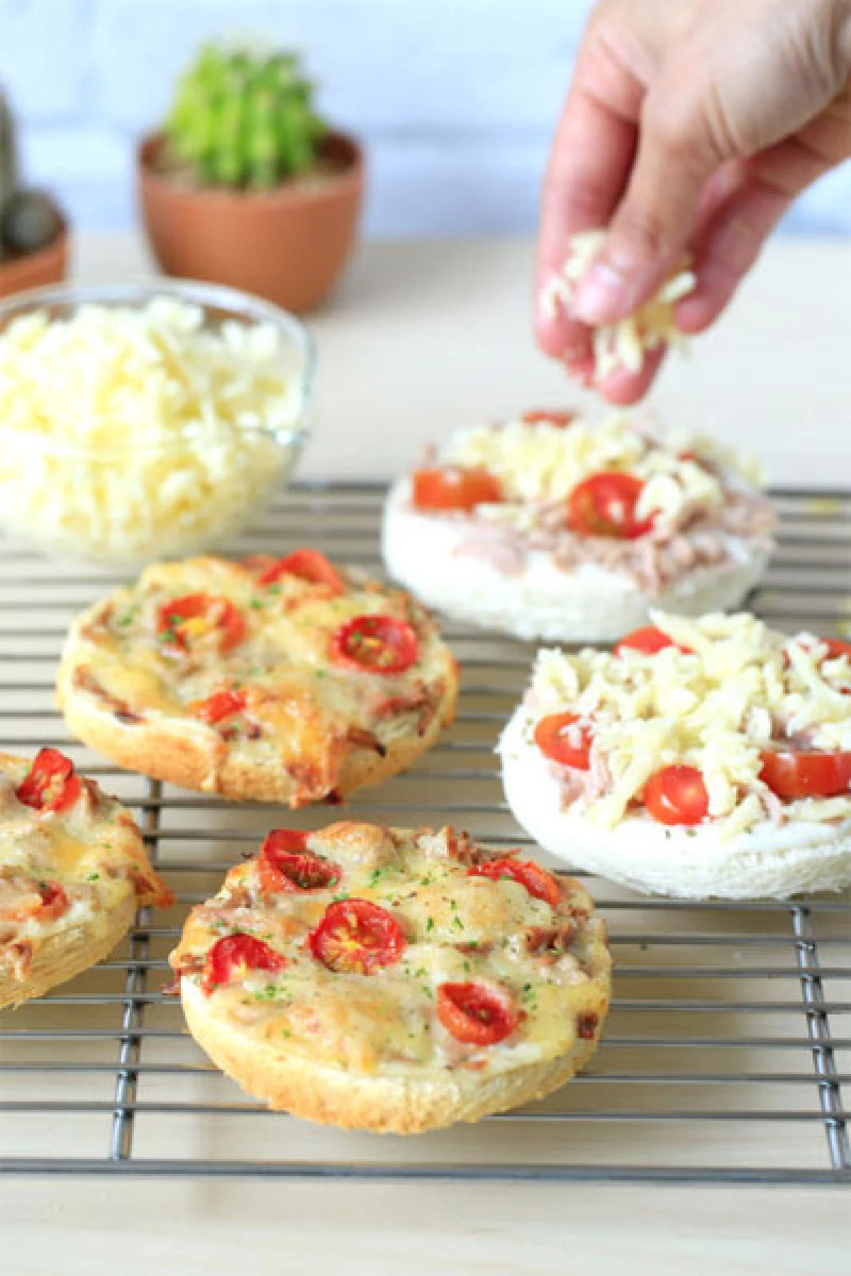 Pizza Toast หอมอร่อยจากชีสมอซซาเรลลาเยิ้มและซอสขาวที่ฉ่ำกำลังพอดี