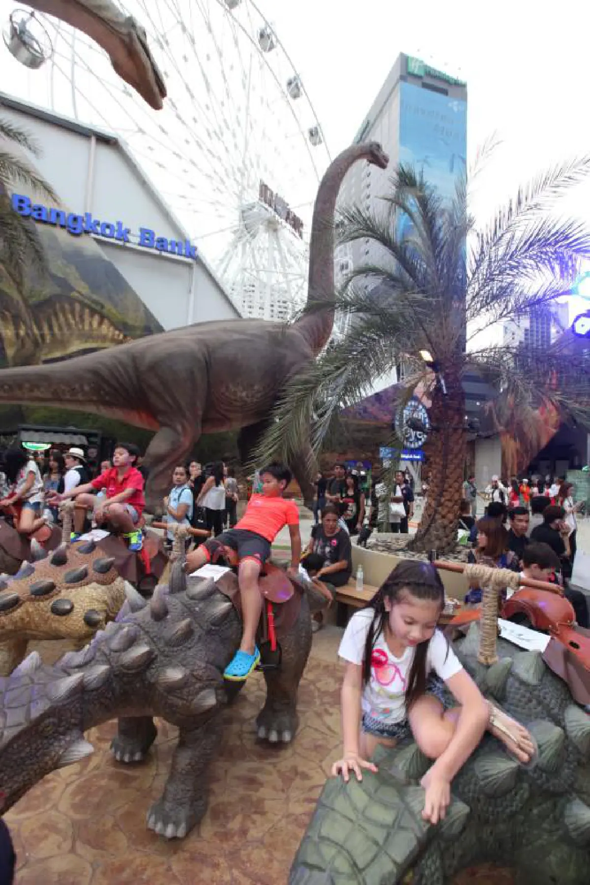 คนแห่เที่ยวสวนสนุกไดโนเสาร์ใจกลางกทม.