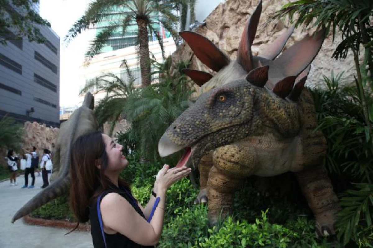 คนแห่เที่ยวสวนสนุกไดโนเสาร์ใจกลางกทม.