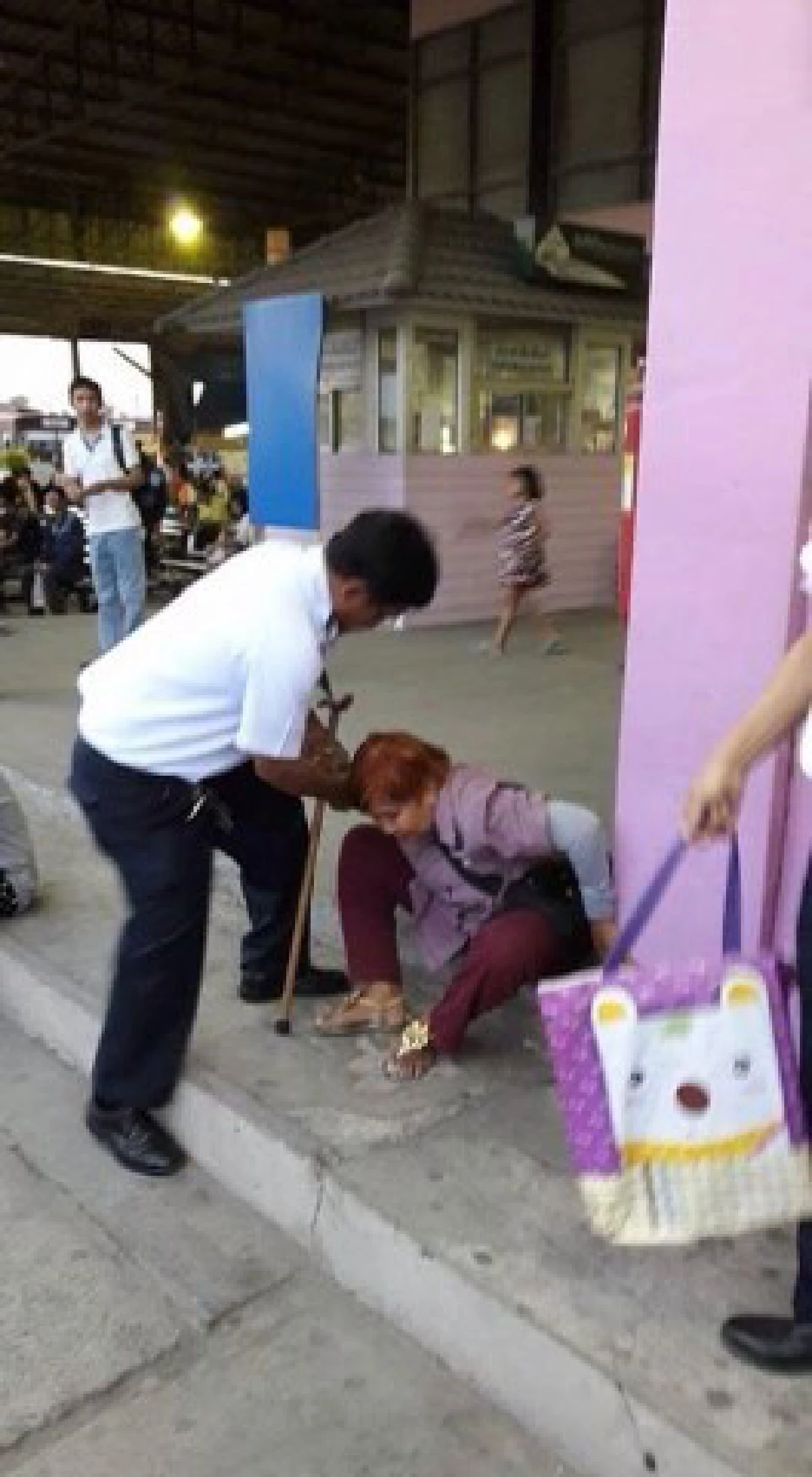 น้ำใจงาม!นายท่ารถเมล์สาย138แบกสาวขาไม่ดีขึ้นรถ