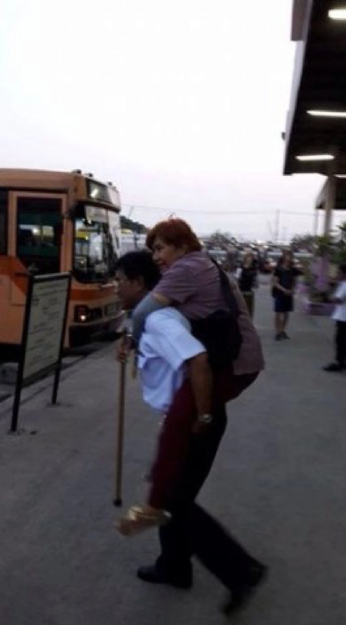 น้ำใจงาม!นายท่ารถเมล์สาย138แบกสาวขาไม่ดีขึ้นรถ