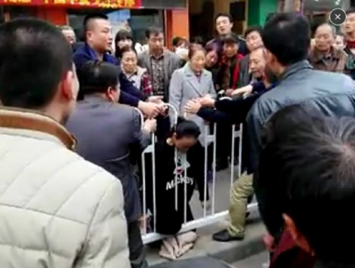 ทุกอย่างเกิดขึ้นได้! หญิงจีนเป็นลมล้มหัวติดร่องรั้วเสียชีวิต