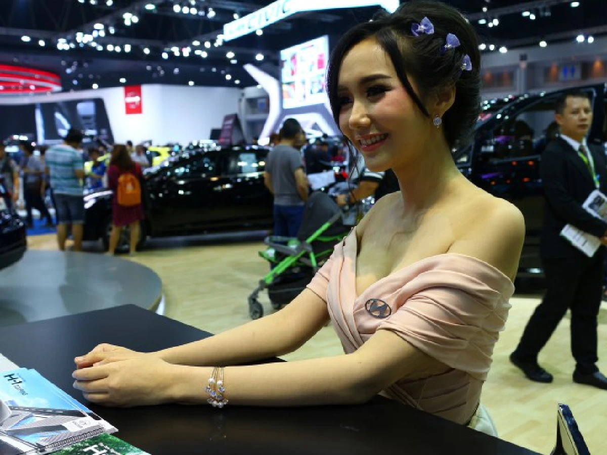 ปอกเปลือกความเซ็กซี่ "พริตตี้มอเตอร์โชว์" สร้างสีสันหรือทำเสื่อม?