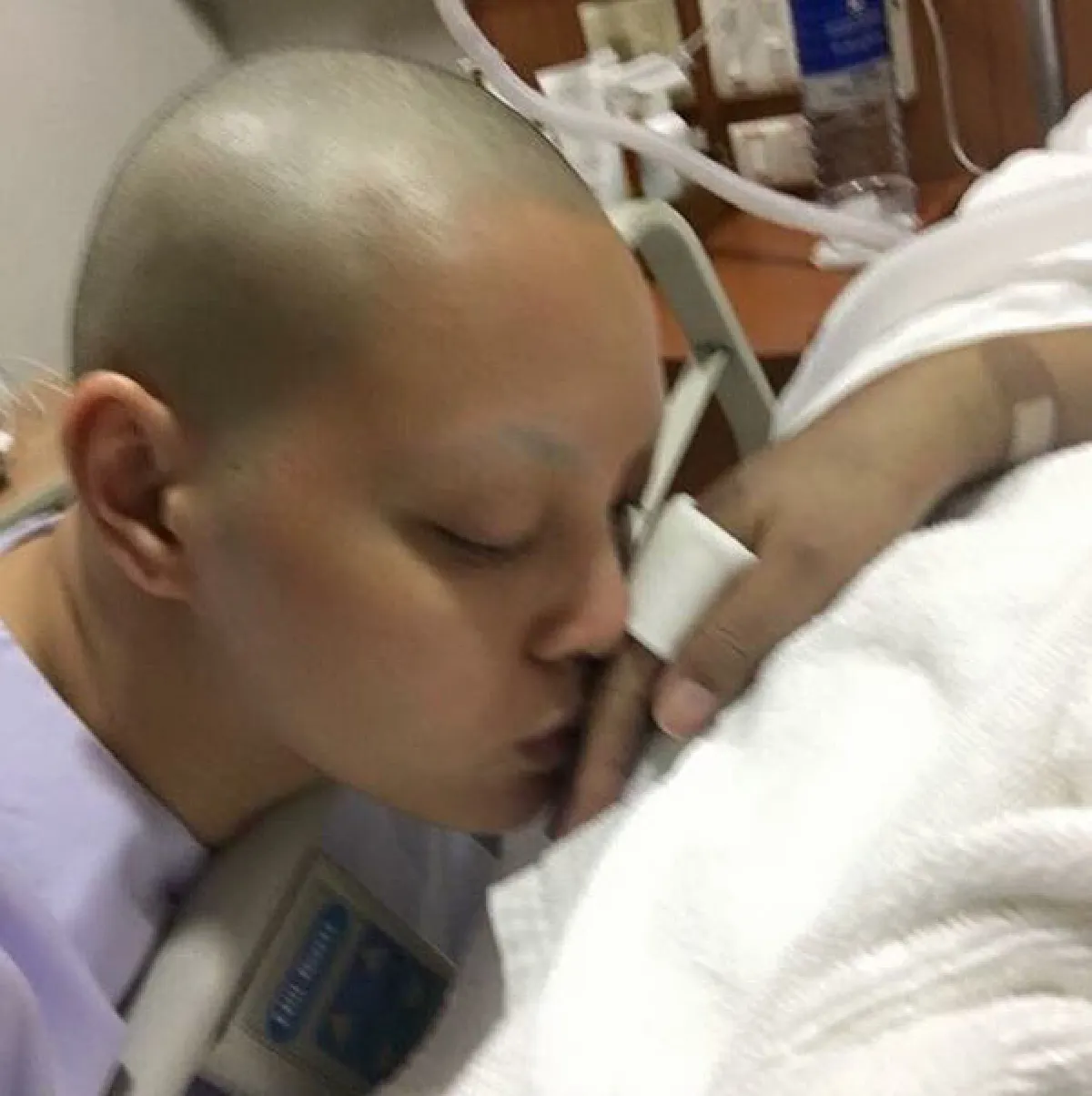 แม่ชีตั๊ก บงกช จูบมือ แม่เล็ก ทำตามสัญญามาเยี่ยมที่ร.พ.ทุกวัน