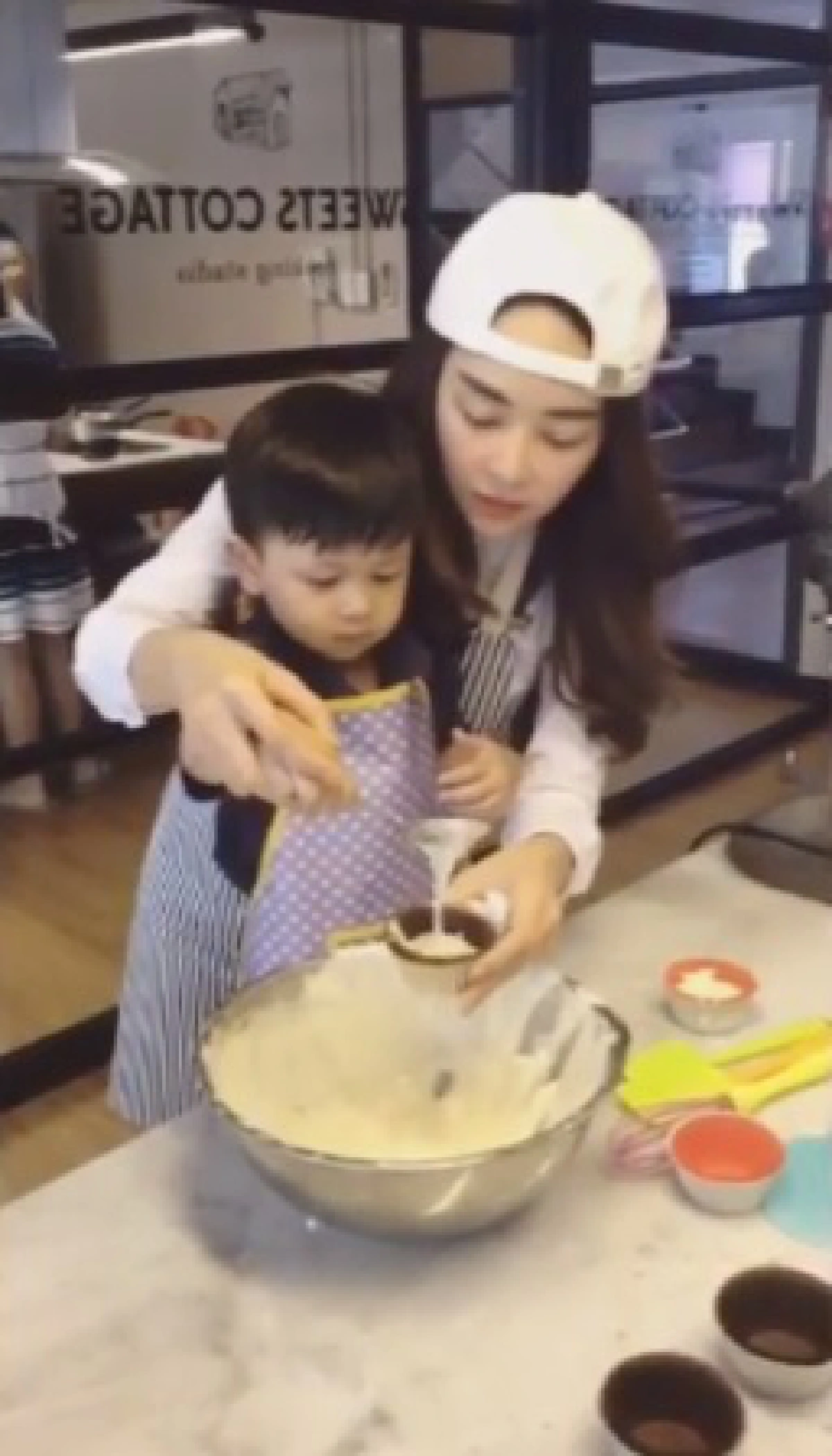 หวานได้อีก! เป้ย ปานวาด ทำเค้กเซอร์ไพรส์วันเกิดสามี