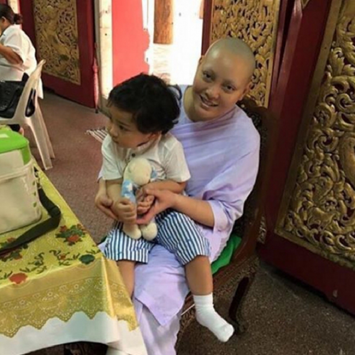 แม่ชีตั๊ก บงกช จูบมือ แม่เล็ก ทำตามสัญญามาเยี่ยมที่ร.พ.ทุกวัน