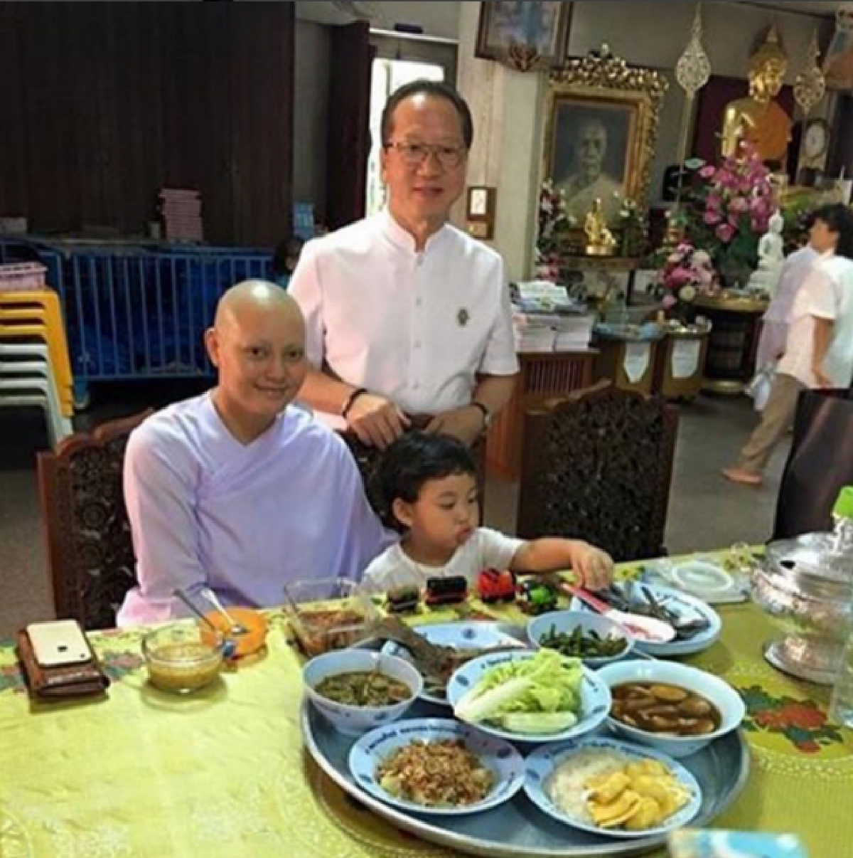 แม่ชีตั๊ก บงกช จูบมือ แม่เล็ก ทำตามสัญญามาเยี่ยมที่ร.พ.ทุกวัน