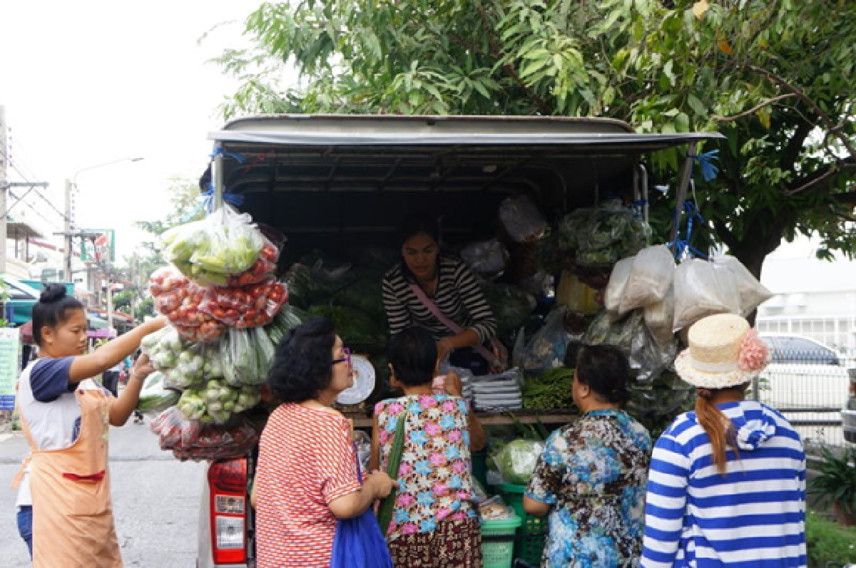 On the road with a "Rod kubkhao" (food car)