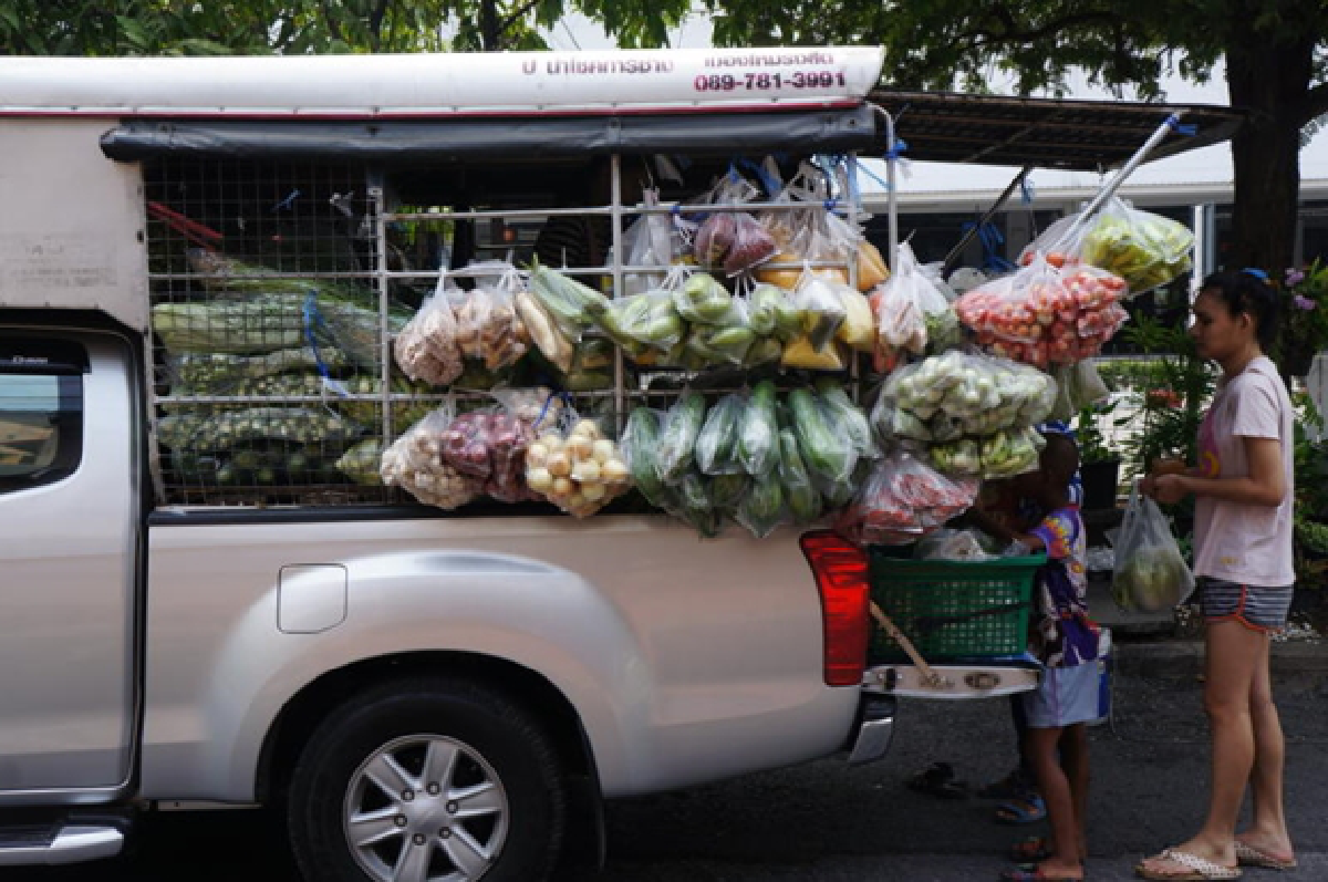 On the road with a "Rod kubkhao" (food car)