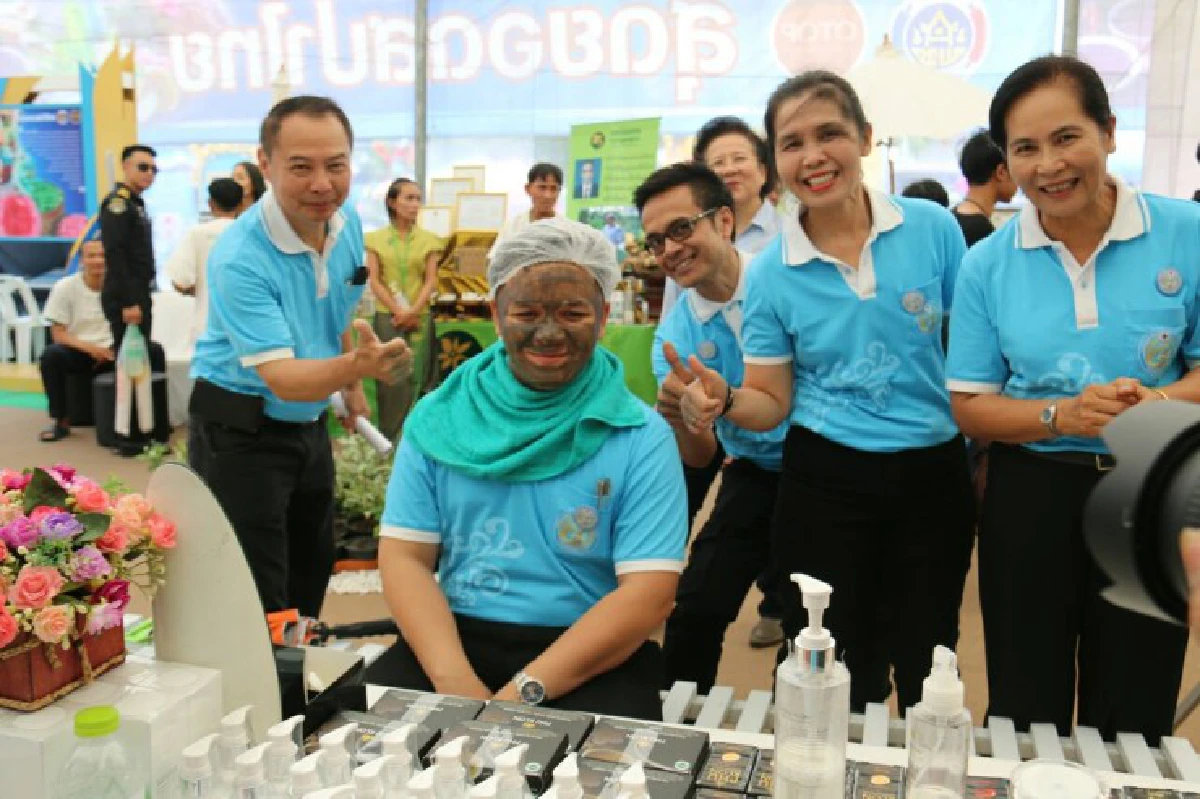 พช.ชวนแวะซุ้มงานกาชาดนวดกับหมอขั้นเทพ