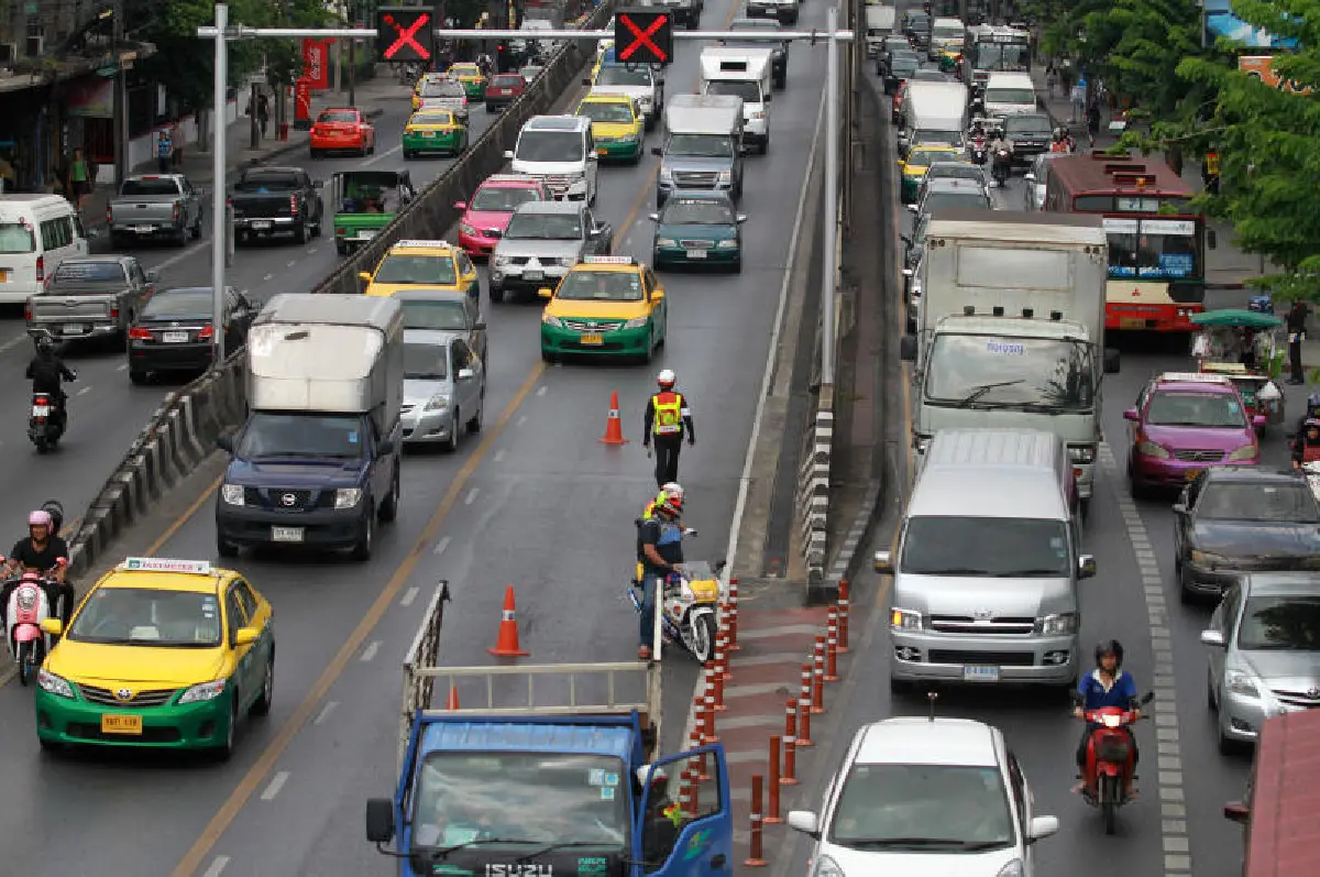 "ห้ามมอเตอร์ไซค์ขึ้นสะพาน-ลงอุโมงค์" ... ถึงเวลาออกแบบถนนที่ใช้ร่วมกันได้