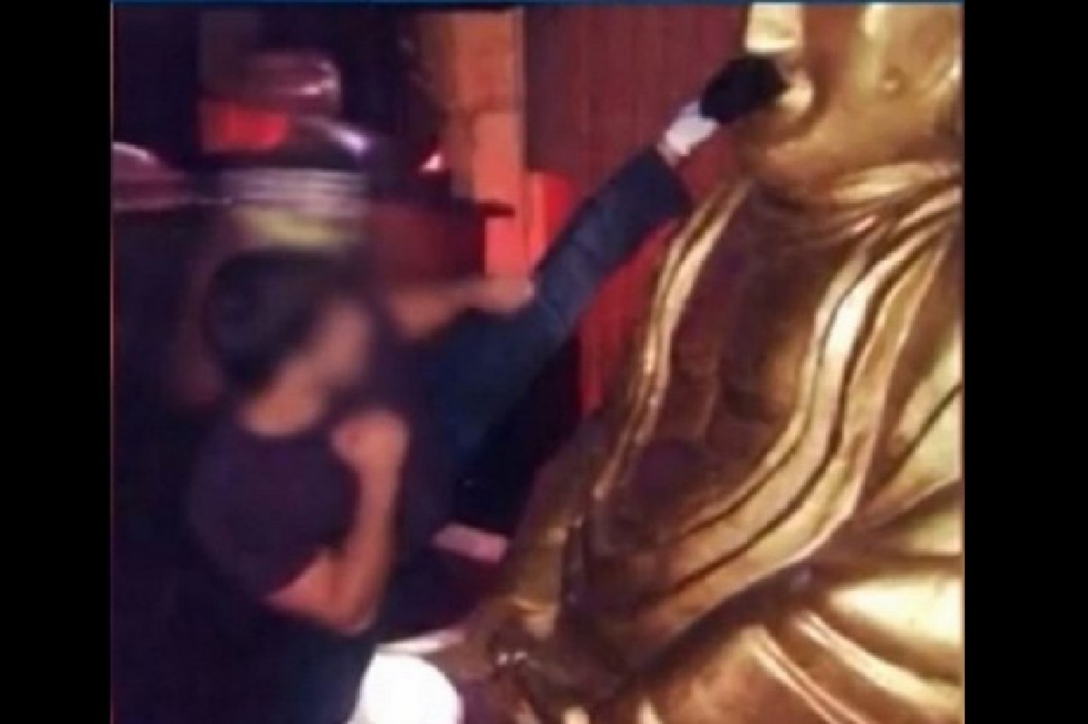 เอาจริง!ตร.รัสเซียรวบหนุ่มมวยปล้ำ "เตะ-ฉี่" ใส่พระพุทธรูป เอาจริง!ตร.รัสเซียรวบหนุ่มมวยปล้ำ "เตะ-ฉี่" ใส่พระพุทธรูป