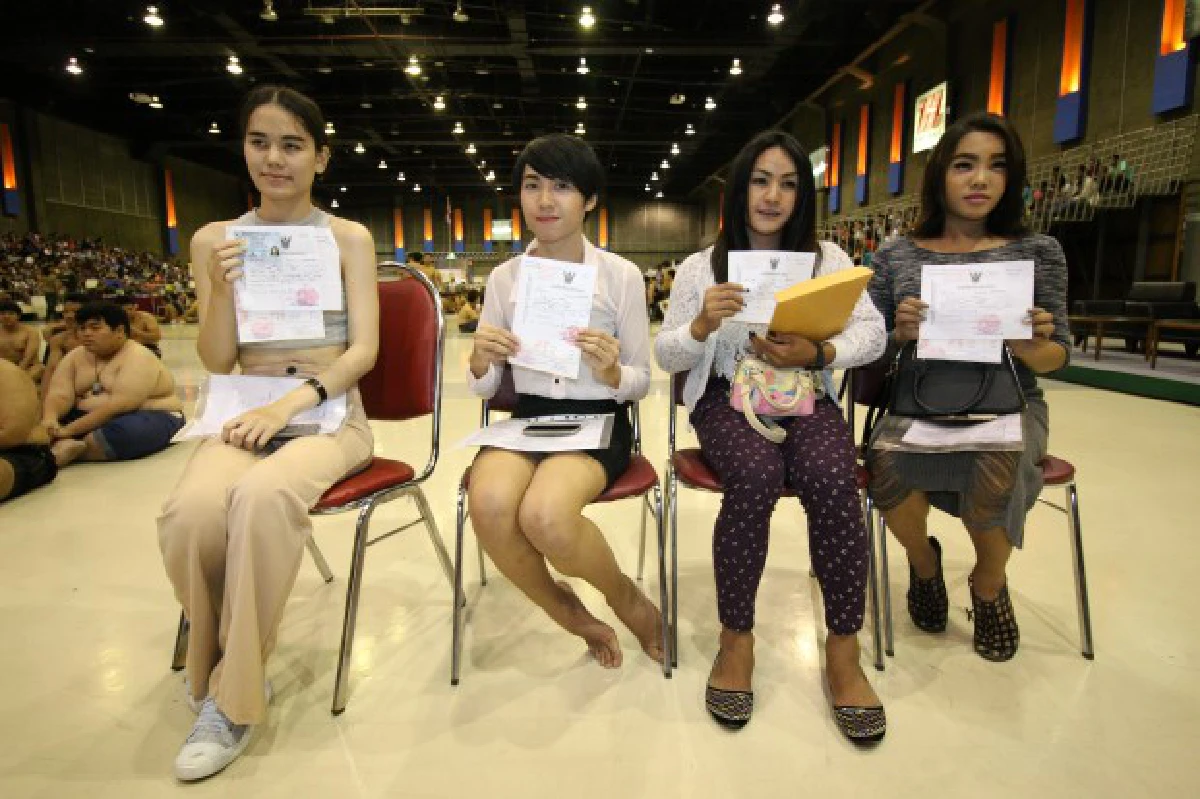 กระเทยสวยปิ๊งรายงานตัวเกณฑ์ทหารที่โคราช