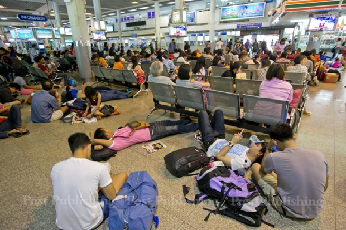 Behave and dress well, PM warns Songkran goers