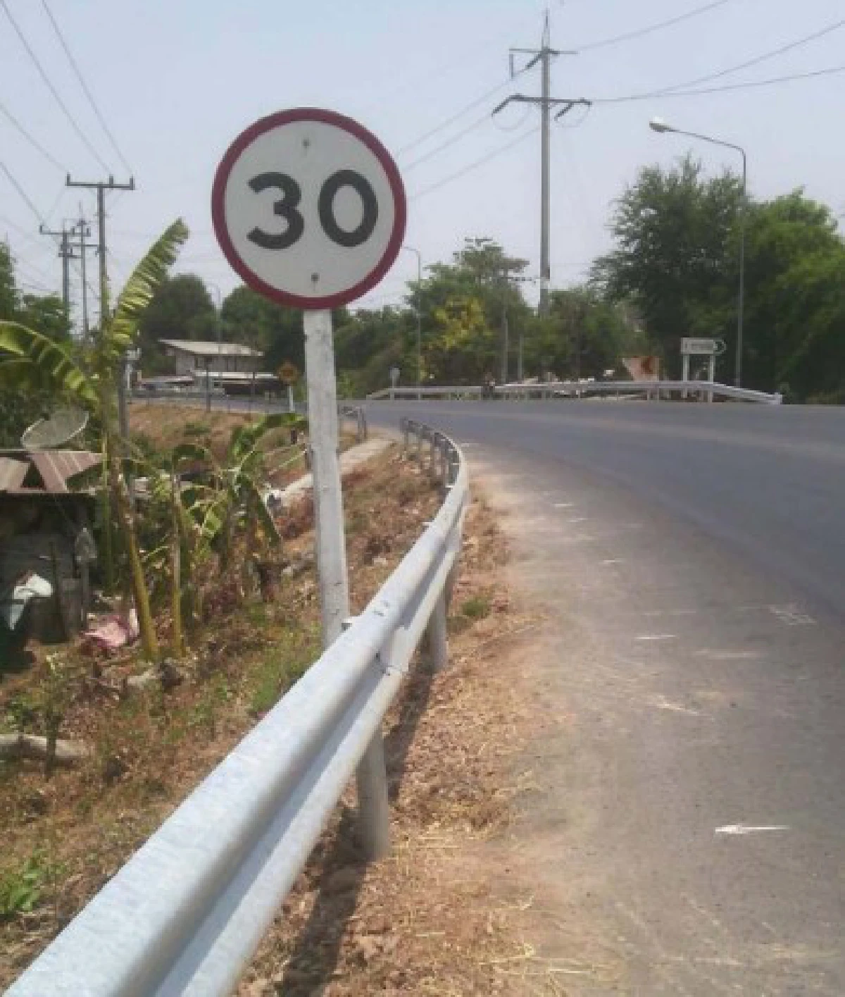 แขวงทางหลวงศรีสะเกษ1 เข้าปรับปรุงทางโค้งเพื่อลดอุบัติเหตุ