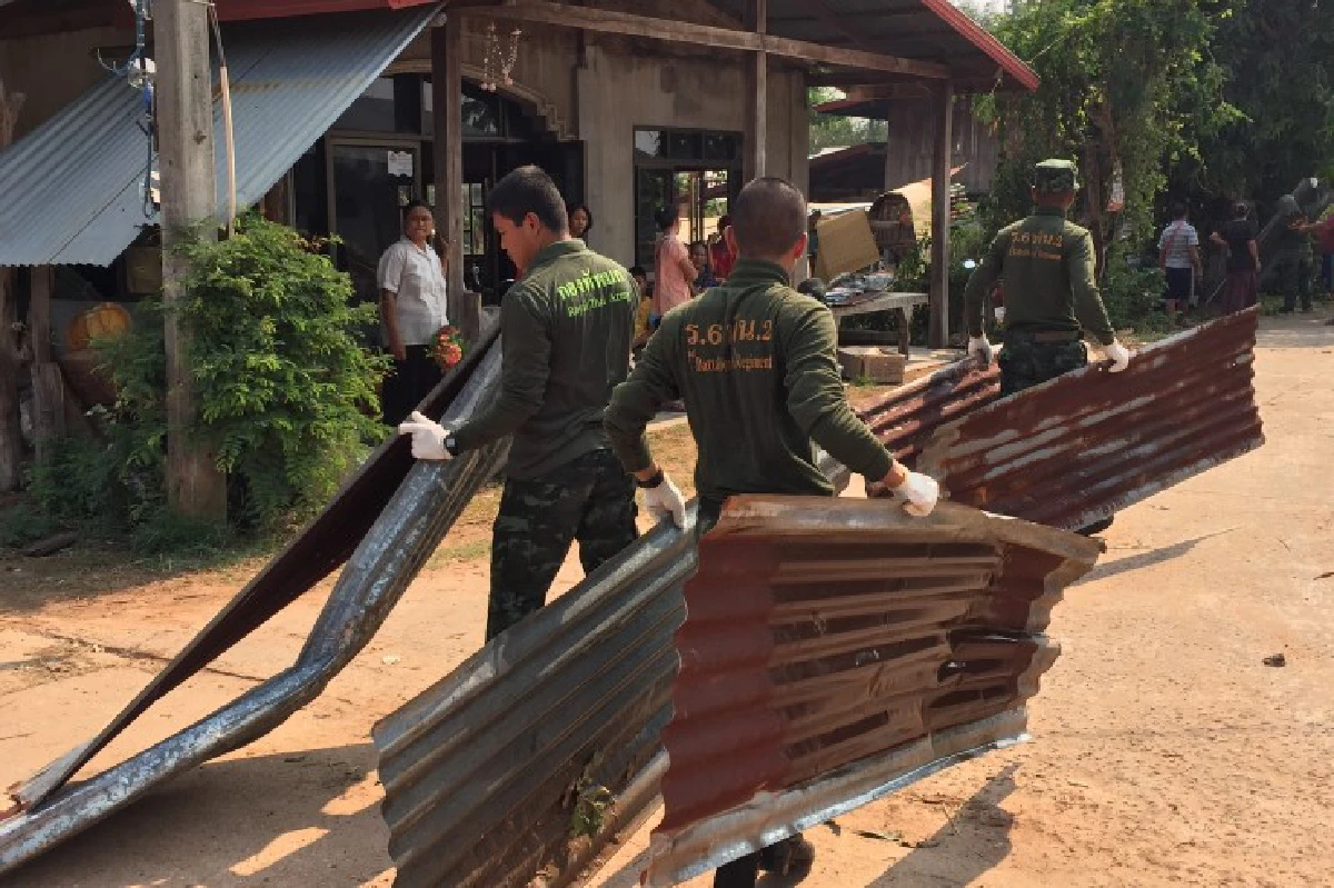 พายุฤดูร้อนพัดถล่มหมู่บ้านในอุบลฯเสียหายกว่า100หลังคาเรือน