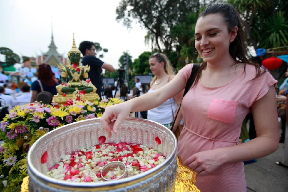 "ถนนข้าว..." ปรับตัว สงกรานต์ละอองน้ำ สนุกแบบประหยัด